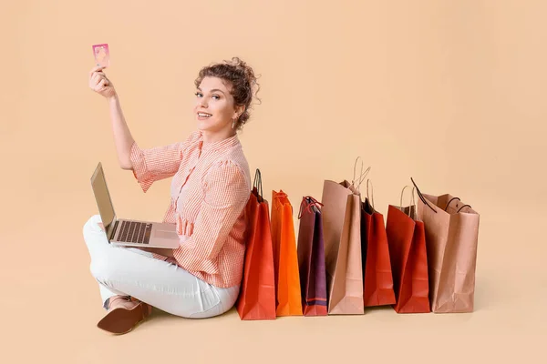 Mooie Jonge Vrouw Met Laptop Creditcard Boodschappentassen Kleur Achtergrond — Stockfoto