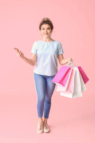 Hermosa Mujer Joven Con Teléfono Móvil Bolsas Compras Fondo Color —  Fotos de Stock