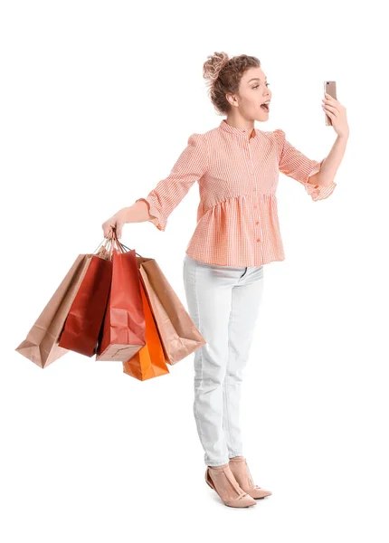 Mooie Jonge Vrouw Met Mobiele Telefoon Boodschappentassen Witte Achtergrond — Stockfoto