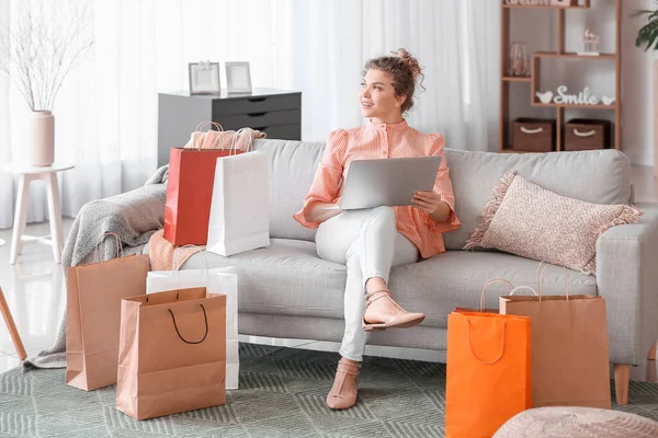 Beautiful Young Woman Using Laptop Online Shopping Home — Stock Photo, Image