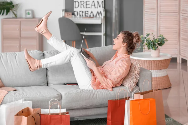 집에서 온라인 쇼핑을 노트북을 사용하는 아름다운 — 스톡 사진