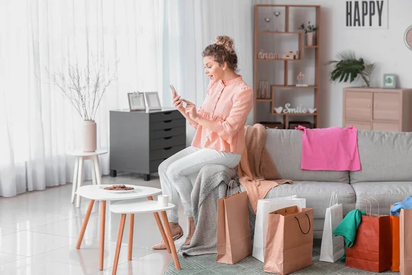 Beautiful Young Woman Using Mobile Phone Online Shopping Home — Stock Photo, Image