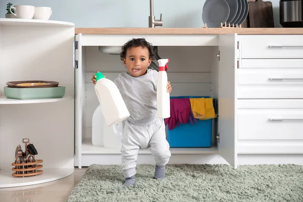 Ett Litet Afroamerikanskt Barn Som Leker Med Tvättmedel Hemma Barn — Stockfoto