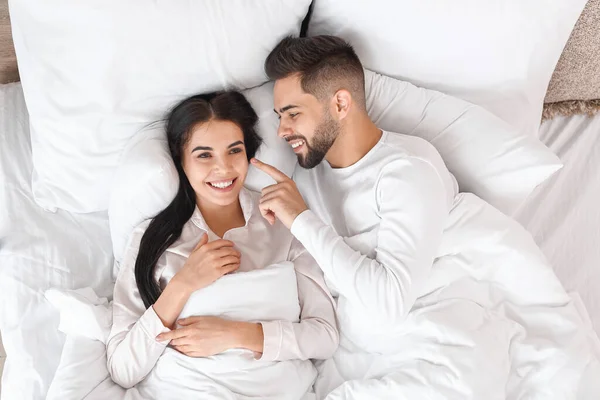 Glückliches Junges Paar Liegt Hause Bett — Stockfoto