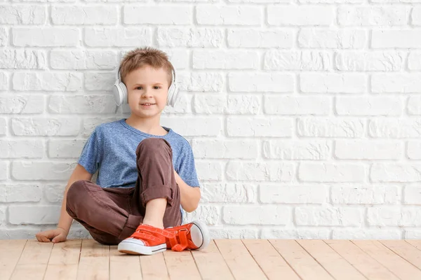 Lindo Niño Escuchando Música Cerca Pared Ladrillo Blanco —  Fotos de Stock