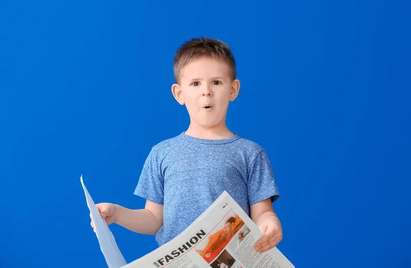 Zszokowany Mały Chłopiec Czytający Gazetę Kolorowym Tle — Zdjęcie stockowe