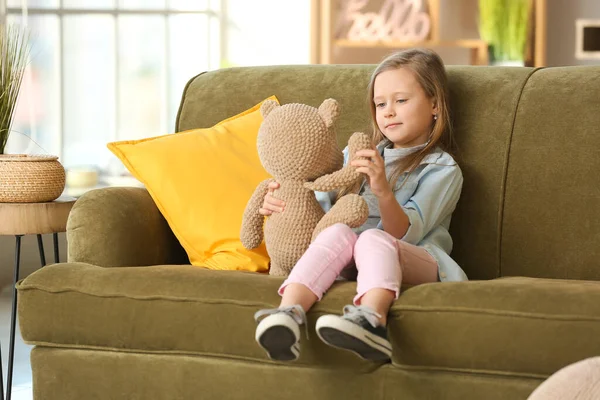 Cute Little Girl Teddy Bear Sitting Sofa Home — Stock Photo, Image