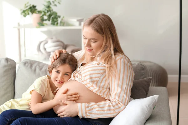 Hermosa Mujer Embarazada Con Hija Pequeña Casa — Foto de Stock