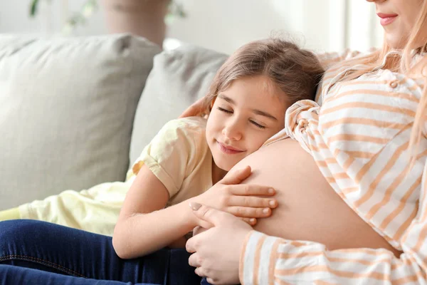 Mooie Zwangere Vrouw Met Haar Dochtertje Thuis — Stockfoto