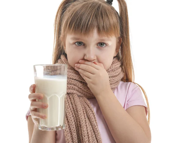 Μικρό Κορίτσι Άρρωστο Γρίπη Κρατώντας Ένα Ποτήρι Γάλα Λευκό Φόντο — Φωτογραφία Αρχείου