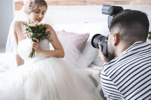 Fotograaf Werkt Met Jonge Bruid Atelier — Stockfoto