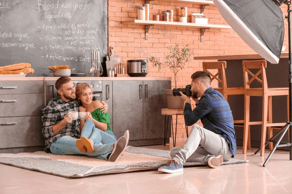 Fotógrafo Trabalhando Com Jovem Casal Estúdio — Fotografia de Stock