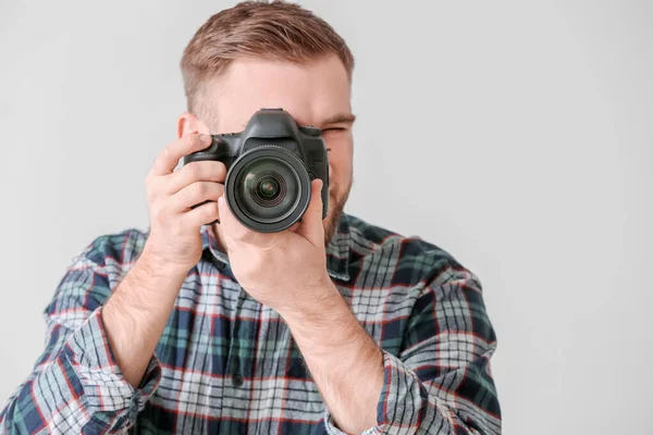 Muž Fotograf Kamerou Šedém Pozadí — Stock fotografie