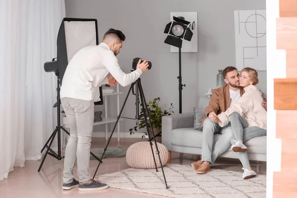 Fotógrafo Trabajando Con Pareja Joven Estudio —  Fotos de Stock