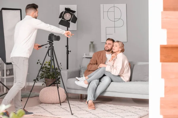 Photographer Working Young Couple Studio — Stock Photo, Image