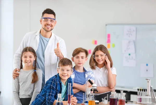 Leraar Leerlingen Scheikundeles Klas — Stockfoto