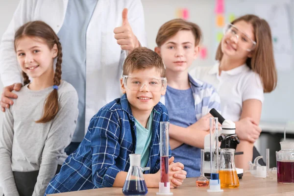 教室での化学の授業での生徒 — ストック写真