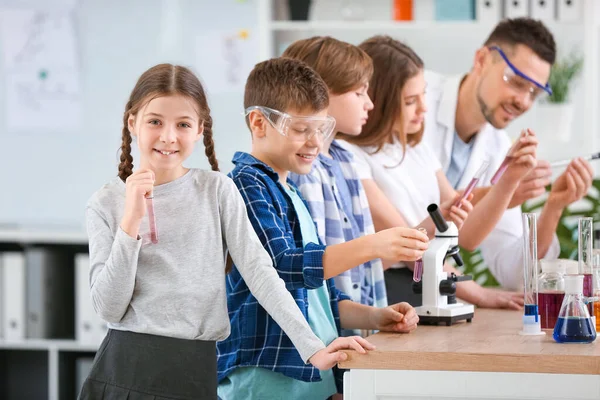 Leerlingen Scheikundeles Klas — Stockfoto