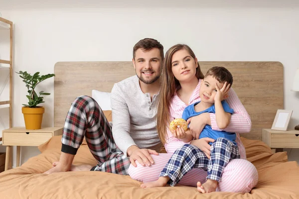 Portret Van Een Gelukkig Gezin Slaapkamer — Stockfoto