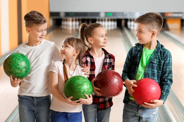 Crianças Brincando Bowling Clube — Fotografia de Stock