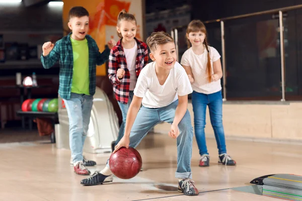 Anak Anak Kecil Bermain Bowling Klub — Stok Foto