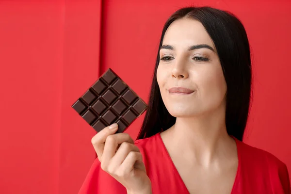 Hermosa Mujer Joven Con Sabroso Chocolate Fondo Color — Foto de Stock