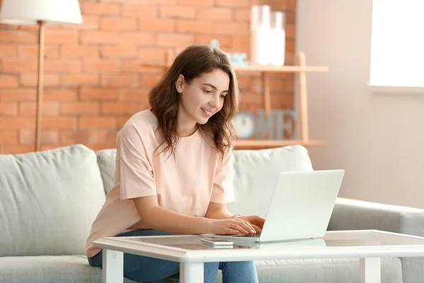 Piękna Młoda Dziewczyna Pracuje Laptopie Domu — Zdjęcie stockowe