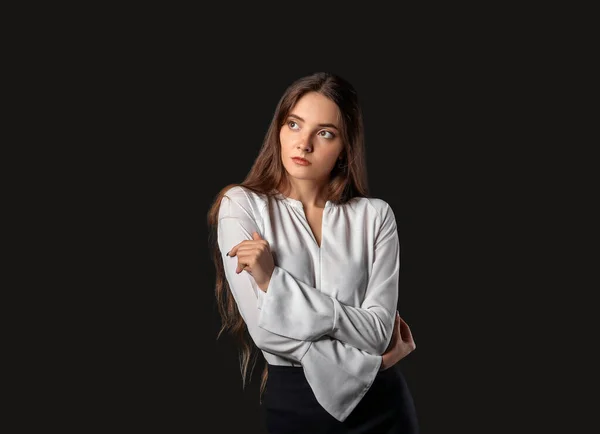 Beautiful Young Businesswoman Dark Background — Stock Photo, Image