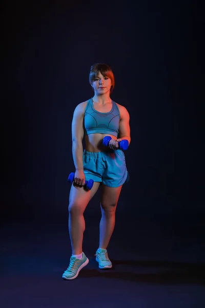 Mulher Muscular Desportiva Com Halteres Fundo Escuro — Fotografia de Stock