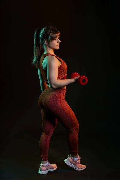 Mulher Muscular Desportiva Com Halteres Fundo Escuro — Fotografia de Stock