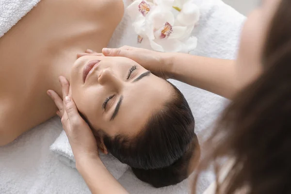 Hermosa Joven Recibiendo Masaje Salón Spa — Foto de Stock