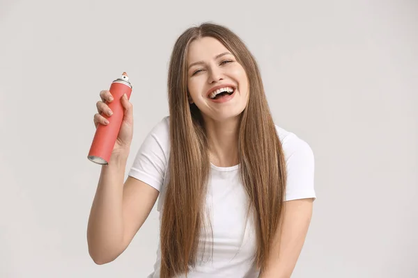 Hermosa Mujer Joven Con Spray Para Cabello Sobre Fondo Claro —  Fotos de Stock