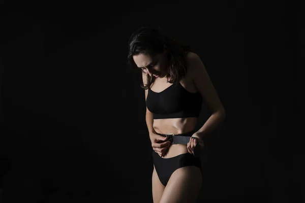 Mulher Doente Apertando Cintura Com Cinto Fundo Escuro Conceito Anorexia — Fotografia de Stock