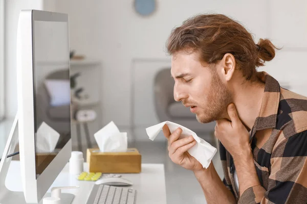 Kranker Junger Mann Arbeitsplatz — Stockfoto