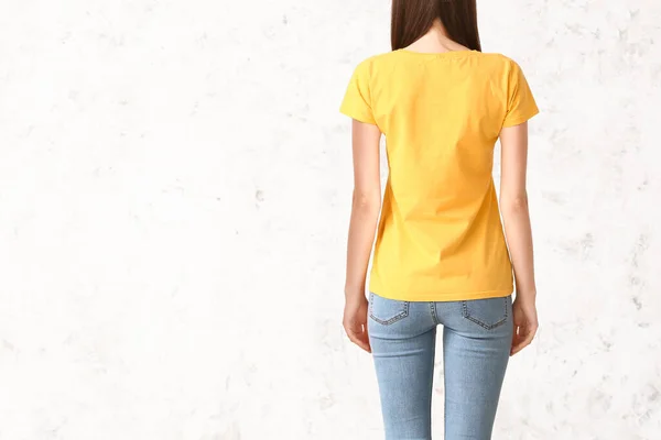 Donna Elegante Shirt Sfondo Chiaro — Foto Stock