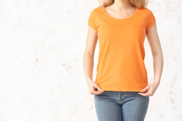 ライトバックにスタイリッシュなTシャツの女性 — ストック写真