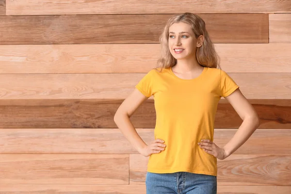 Mujer Con Elegante Camiseta Sobre Fondo Madera —  Fotos de Stock