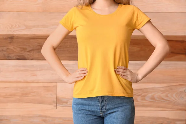 木制背景的时髦T恤衫女 — 图库照片