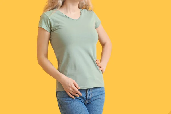 Kobieta Stylowej Koszulce Tle Koloru — Zdjęcie stockowe