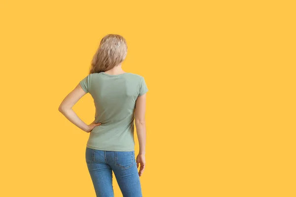 Mujer Elegante Camiseta Sobre Fondo Color — Foto de Stock