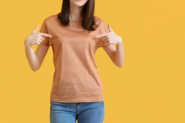 Mujer Elegante Camiseta Sobre Fondo Color — Foto de Stock