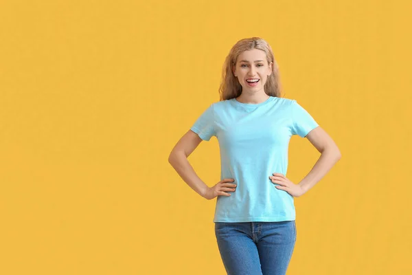 Mujer Elegante Camiseta Sobre Fondo Color — Foto de Stock