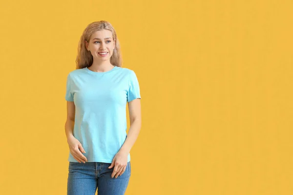 Mujer Elegante Camiseta Sobre Fondo Color — Foto de Stock