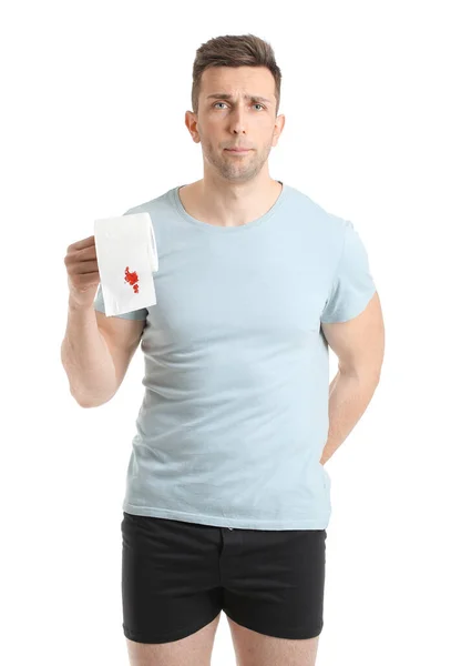 Giovane Uomo Possesso Carta Igienica Con Macchia Sangue Sfondo Bianco — Foto Stock