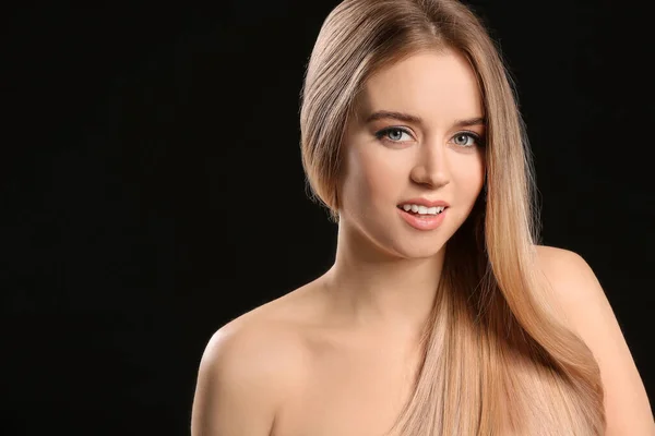 Молода Блондинка Красивим Волоссям Темному Фоні — стокове фото