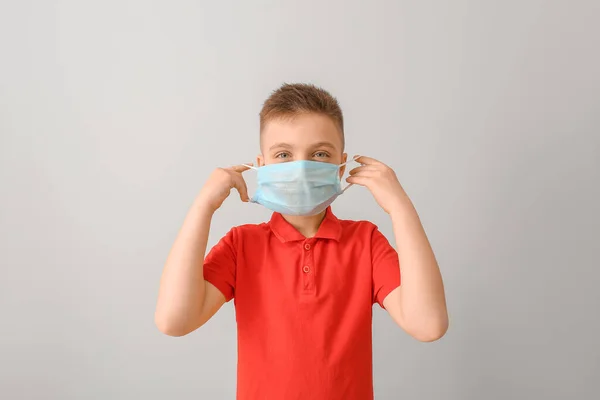 Niño Pequeño Con Máscara Protectora Sobre Fondo Gris Concepto Epidemia —  Fotos de Stock