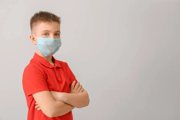 Niño Pequeño Con Máscara Protectora Sobre Fondo Gris Concepto Epidemia —  Fotos de Stock