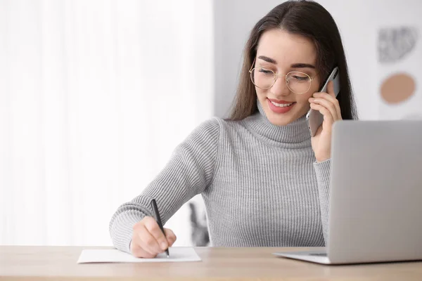 Beautiful Young Woman Talking Phone While Working Laptop Home — Stock Photo, Image