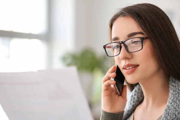 Schöne Junge Frau Arbeitet Hause — Stockfoto