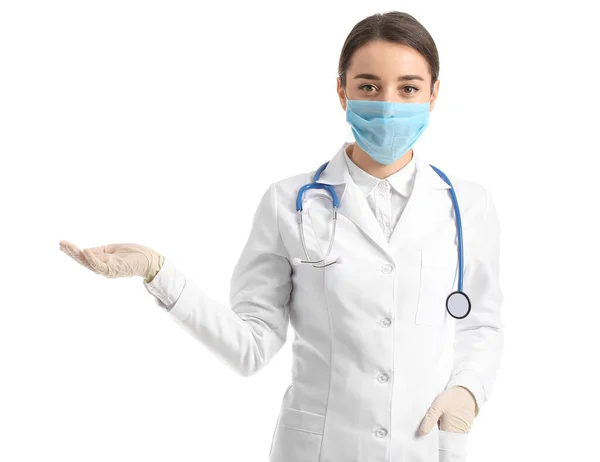 Doutor Máscara Médica Mostrando Algo Contra Fundo Branco — Fotografia de Stock